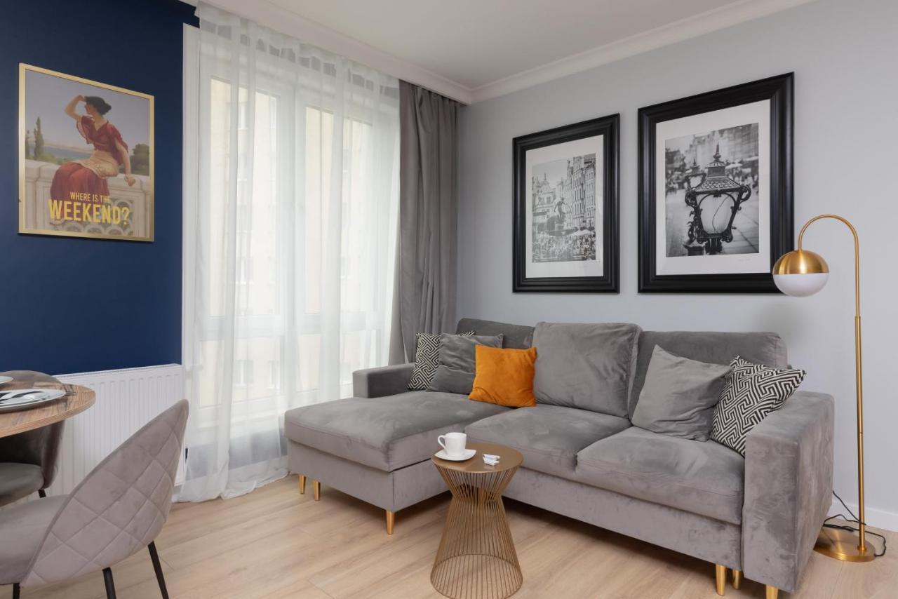 Stylish Atol With Free Parking In The Heart Of By Renters Apartment *